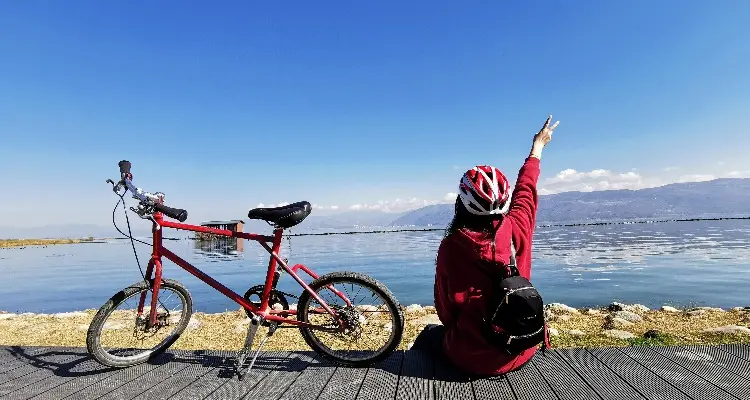 Cycle around Erhai Lake