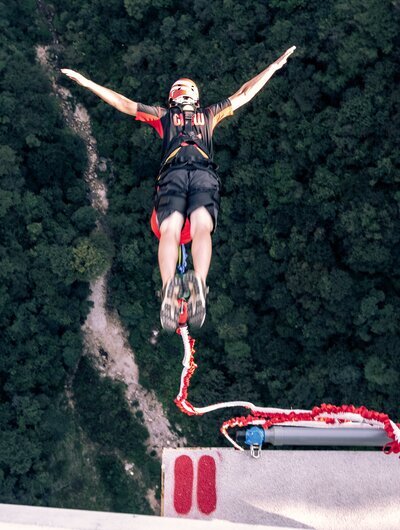 Salto en bungee en el icónico puente de cristal de Zhangjiajie