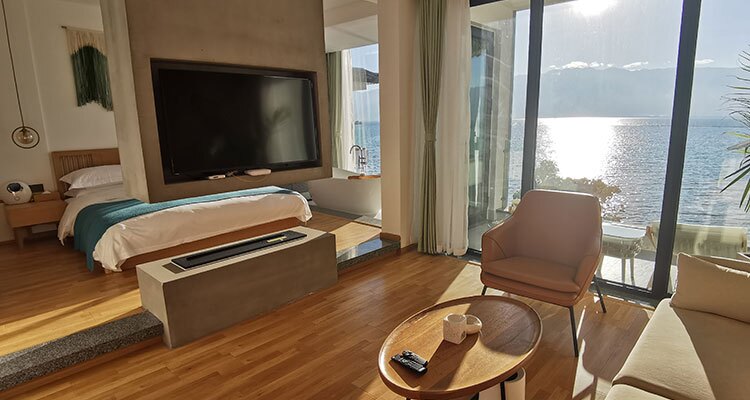 A hotel with the lake view