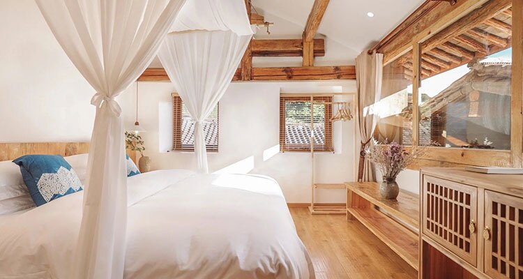 the bedroom of a hotel