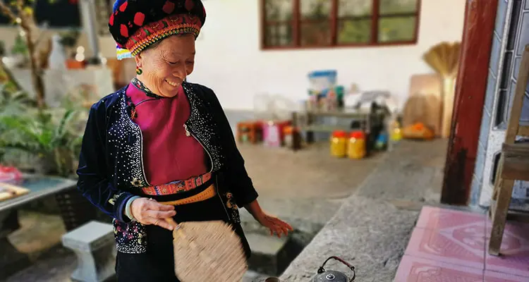 Bai lady making tea