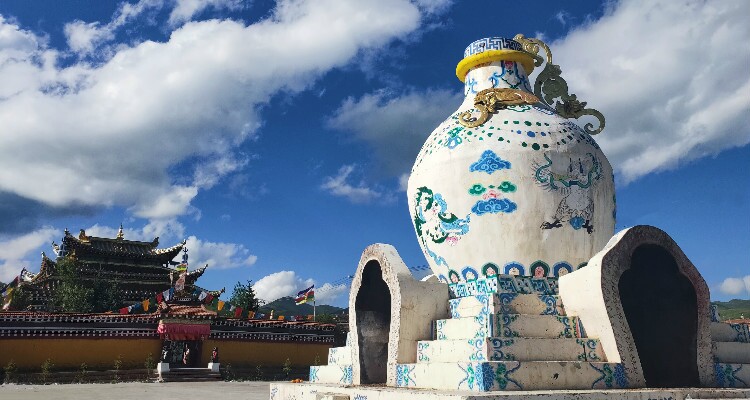 the white pagoda of Langyi Monastery