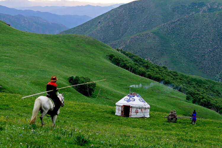 Кэрчинская степь — красивое место для съёмок в монгольском костюме