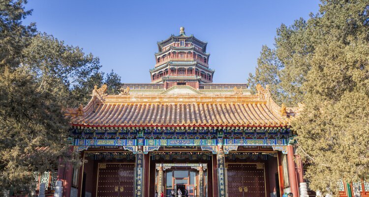 El Pabellón de la Fragancia del Buda del Palacio de Verano está construido siguiendo la ladera de la colina.