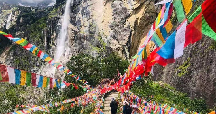 Trek through the Tibetan Paradise of Yubeng
