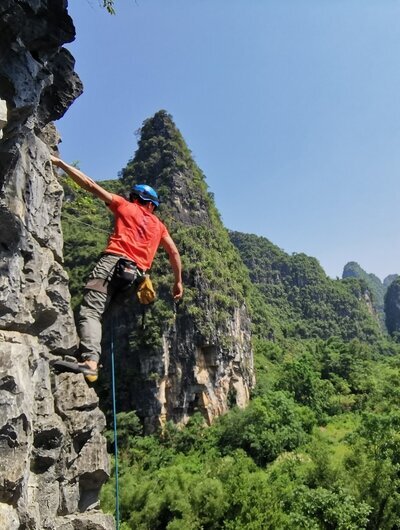Aventura de escalada al aire libre