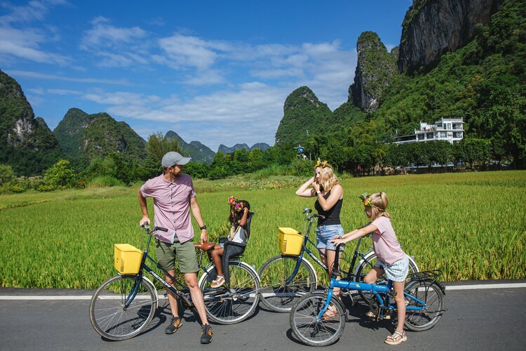 Radfahren durch die Landschaft von Yangshuo