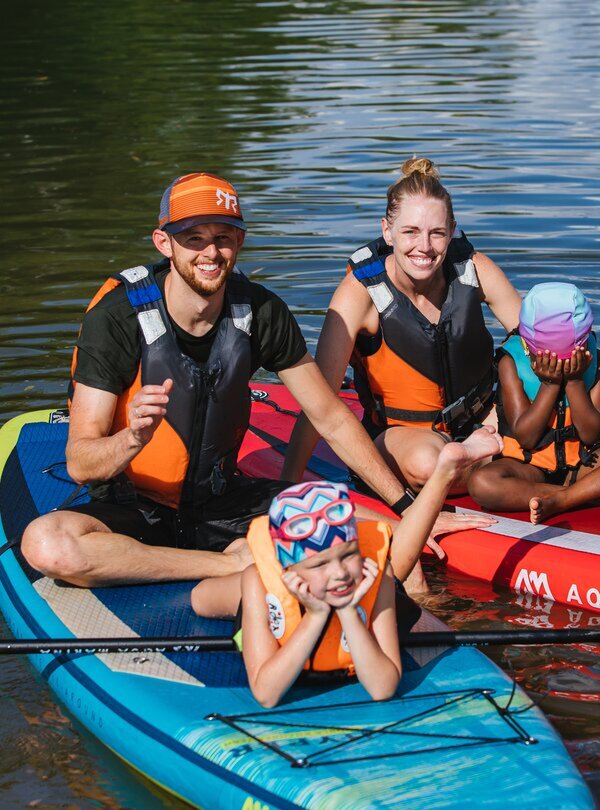 Viaje en familia en China: grupo familiar disfrutando de una actividad en kayak en un entorno natural