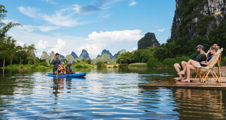 Faire du paddle sur la rivière à Yangshuo en été