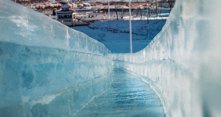 Small ice slides in Zhaolin Park, suitable for kids.