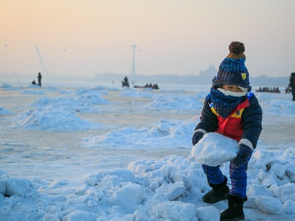 Jugando en la nieve sobre el río Songhua, en el noreste de China