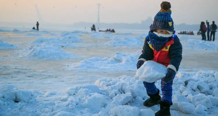 Keep Warm during Harbin Ice Festival