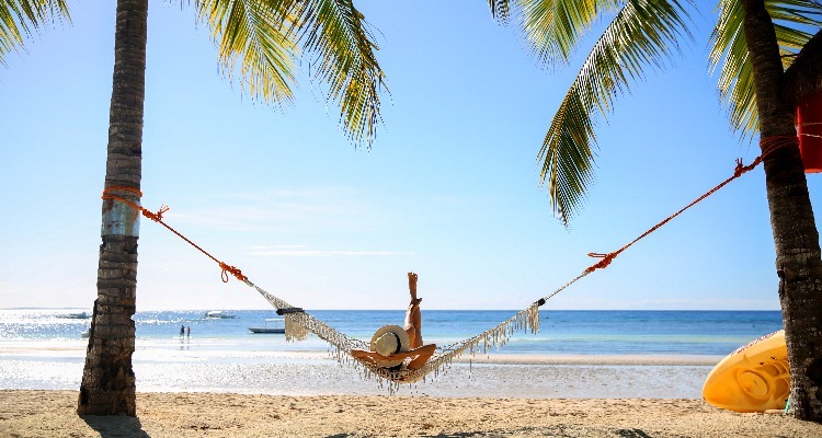 Enjoy the sunny beach in Sanya.