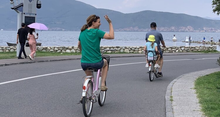 Take a family cycling along Erhai