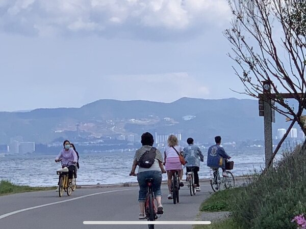 Montar bici a lo largo de Lago Erhai