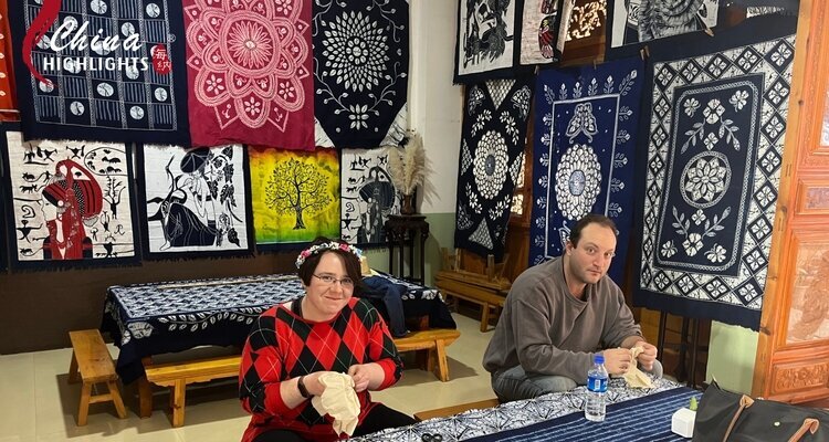 Trying Bai tie-dyeing in Dali