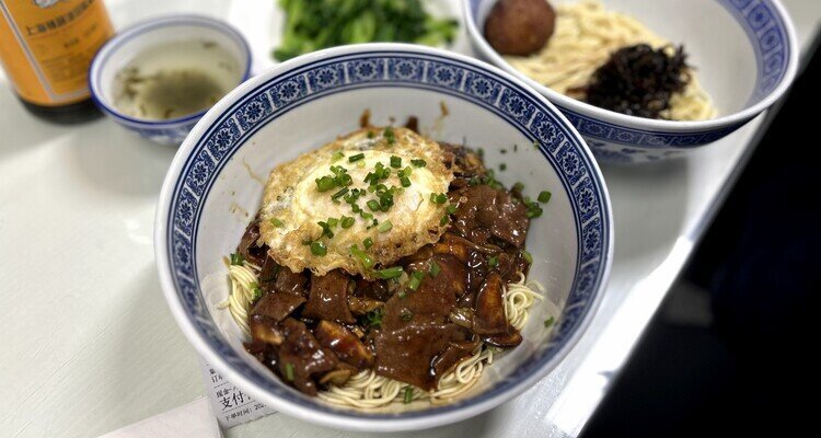 Deliciosos fideos con aceite de cebolla verde