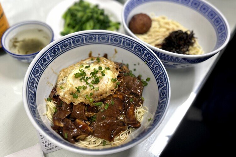 Fideos mezclados con aceite de cebolla verde (葱油拌面)