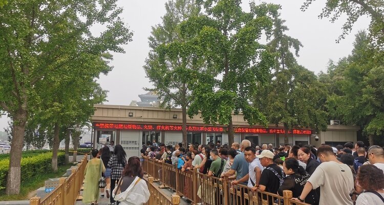 Accesos de control de seguridad para agencias de viaje y visitantes individuales en Tiananmén