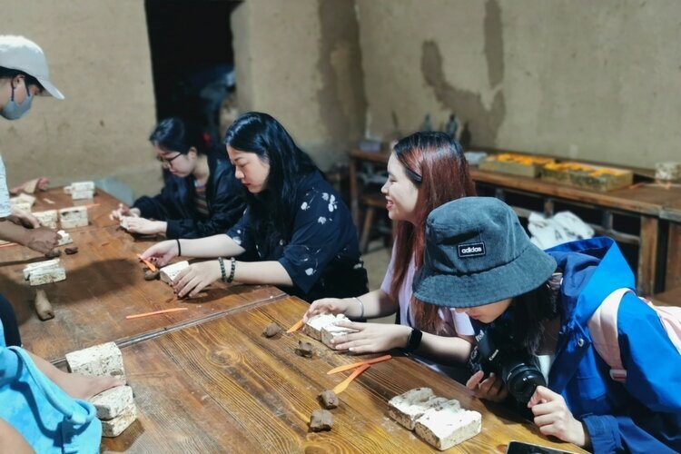 伝統的な洞窟住居で ミニチュア兵馬俑作りを体験