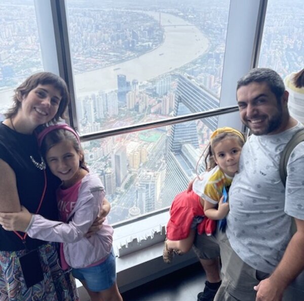 Familia disfrutando de las vistas del skyline de Shanghái desde un rascacielos