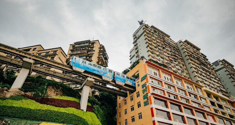 Spectacle unique du métro léger traversant un immeuble d'habitation à la Station Liziba