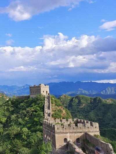Paisaje otoñal de la Gran Muralla serpenteando entre montañas (Mutianyu)