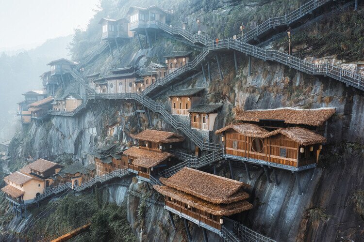 Shangyao. Vallée de Wangxian et Des maisons en pierre rustiques perchées sur les falaises