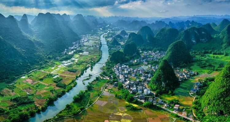 Pains de sucre et la rivière Yulong de Yangshuo