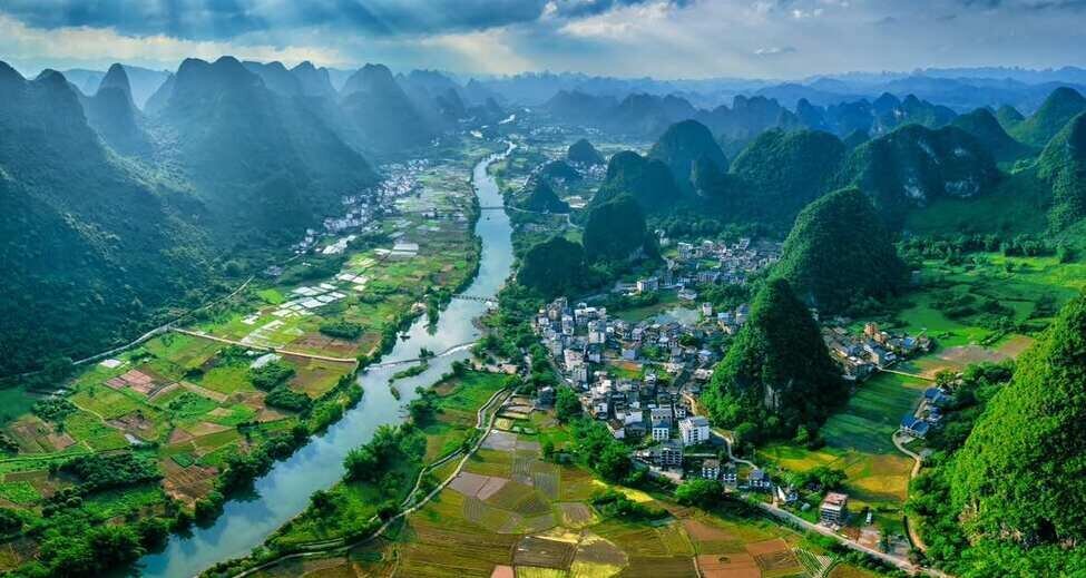 Prenez un radeau en bambou sur la rivière Yulong