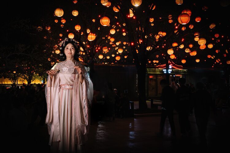 Ханьфу и фонари в ночном свете