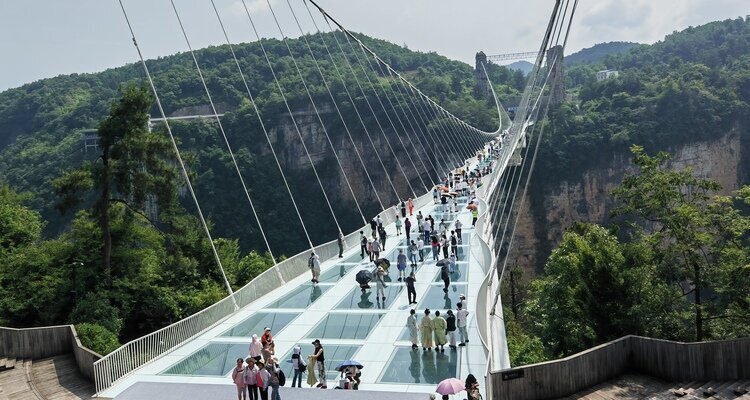 On weekends in September, many tourists walk and take photos on the Zhangjiajie Grand Canyon Glass Bridge.
