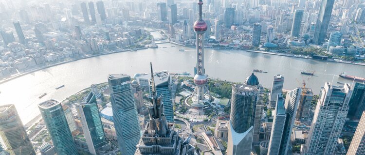 Skyline de Shanghái de día o noche
