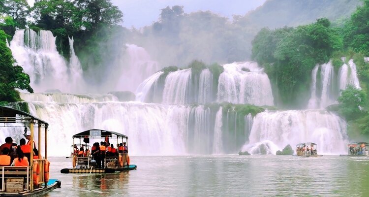 Take bamboo rafts for Detian Waterfall viewing