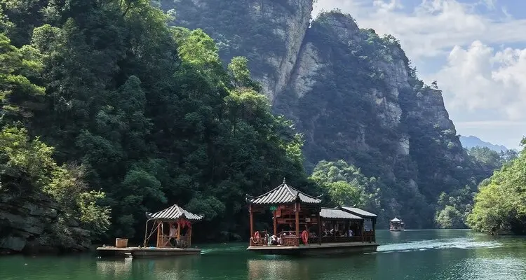 boat trip on the Baofeng Lake