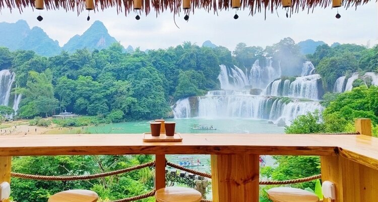 Admire Detian Waterfall in sunny days