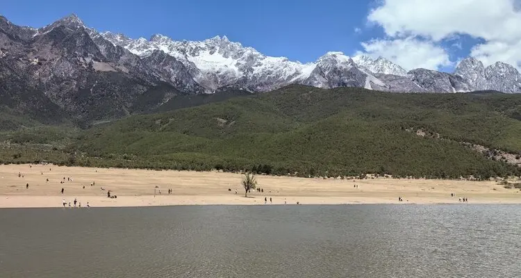 the lake in Yuhu Village