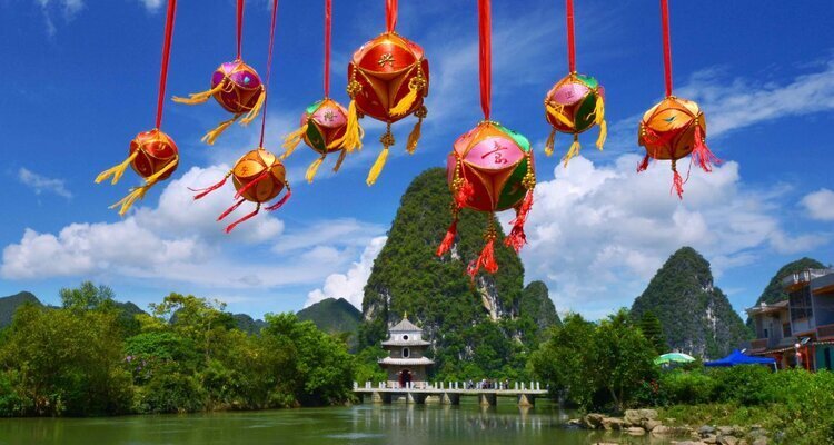 Some Zhuang ethnic embroidered balls are hung in the sky