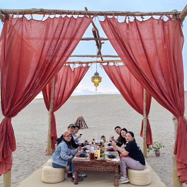 砂漠キャンプ場で夕食