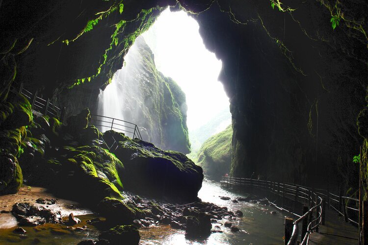 Пещера за водопадом