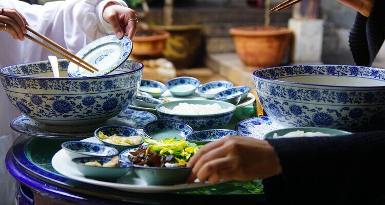 Guòqiáo Mǐxiàn (过桥米线) - Die bekannteste Reisnudelsuppe