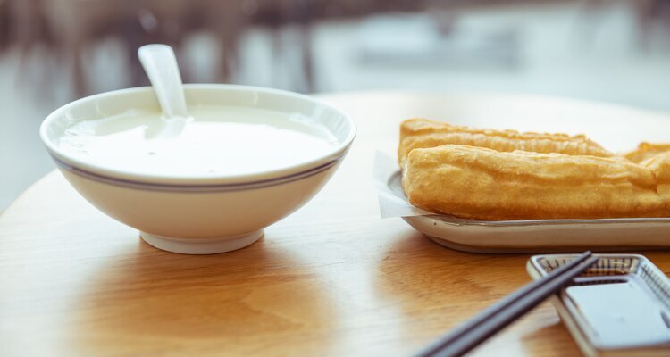 Desayuno clásico: youtiao con leche de soja