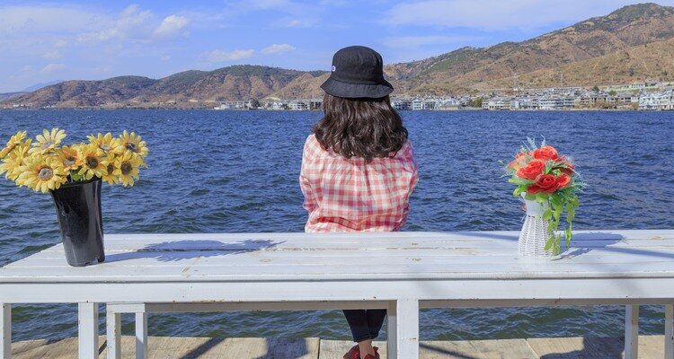 white chairs on the bank of Erhai Lake