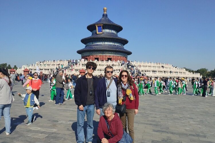 Туристы в утреннем Храме Неба