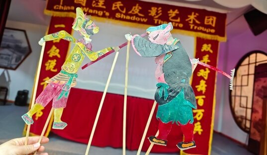 Raconte une histoire sur votre famille en utilisant des ombres chinoises