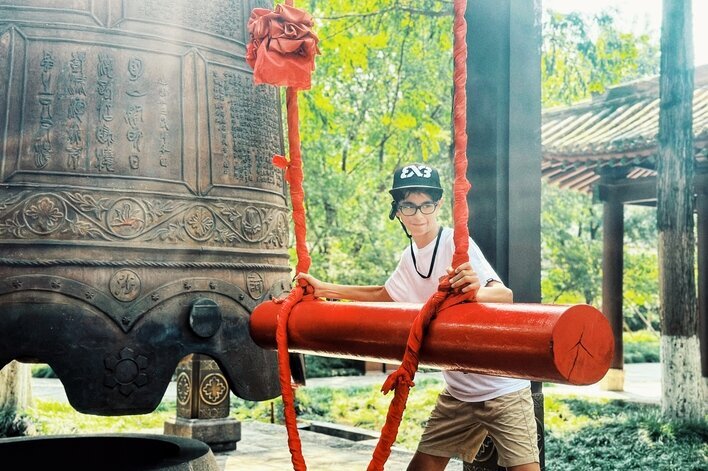 Ringing the bell at Small Wild Goose Pagoda