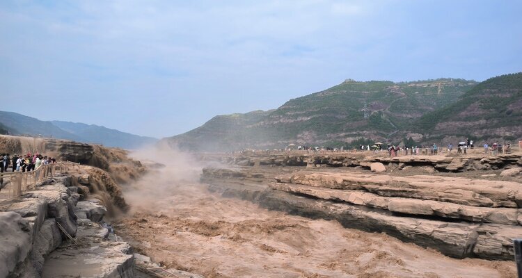 Viewing the Hukou Waterfall on the Shaanxi side