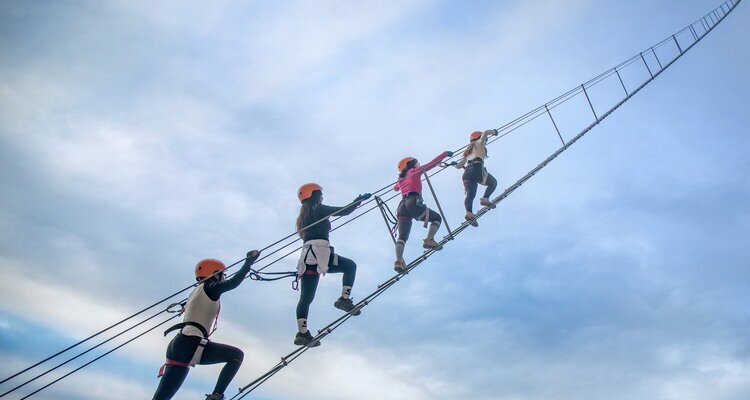 Four young tourists are attempting to climb Qixing Mountain Sky Ladder