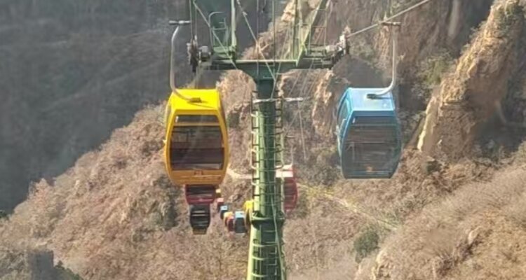 Fully enclosed cable car in Dragon King Cableway