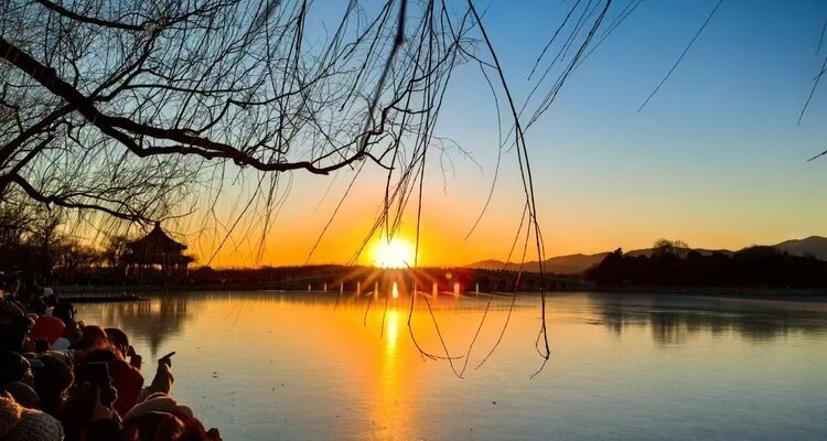 The golden light shining through the 17 hole